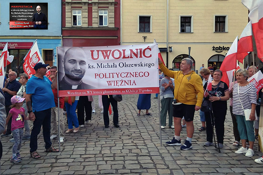 Manifestacja na widnickim Rynku w obronie ksidza Michaa - 08.07.2024. 